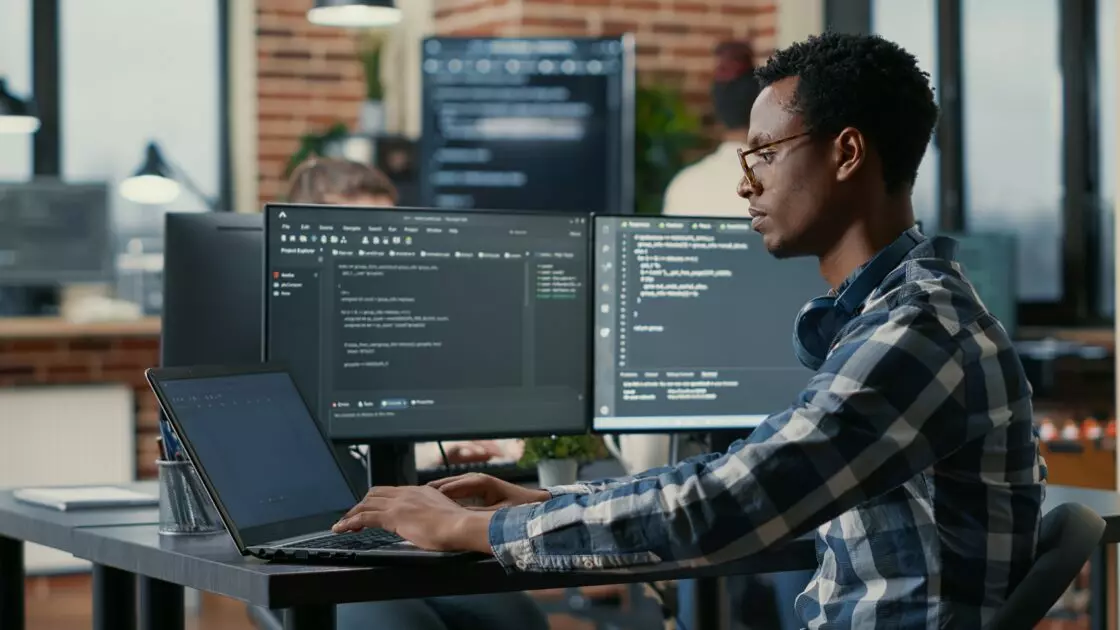 Equipe de engenheiros da Programação Criativa desenvolvendo software sob medida
